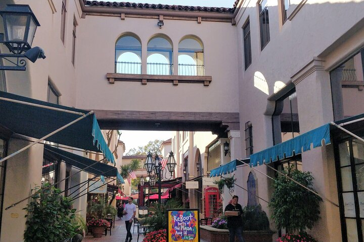 Santa Barbara Scavenger Hunt Walking Tour and Game - Photo 1 of 11